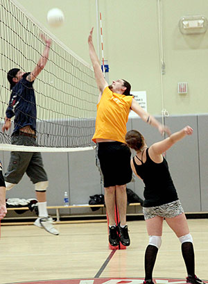 T.J. Titus (center) playing for Higher Grounds goes up against Silver Pines Tuesday night during Town Hall’s Adult Coed Volleyball at Idyllwild School. Silver Pines beat Higher Grounds in the game, leaving Silver Pines at 3 wins and 1 loss and Higher Grounds at 0 wins, 4 losses.Photo by Jenny Kirchner