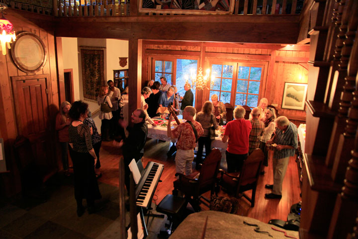 Isis Theatre Company gathers a sold-out crowd for the fundraiser for the stage company held at Erin O’Neil’s home last Friday. Photo by John Drake