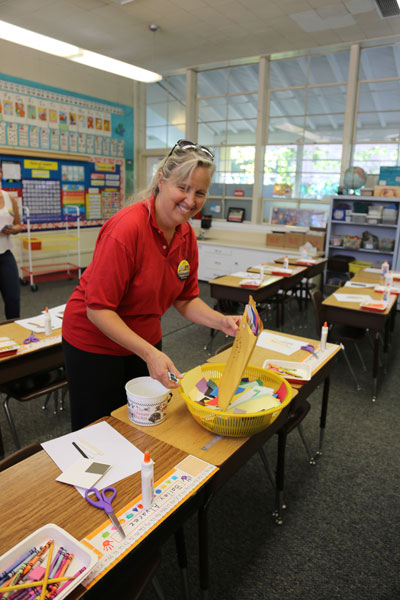 SmARTS volunteer and PTA President Wendy Read helps ready the supplies for the children for the classroom project on Friday, Sept. 5.  Photo by Cheryl Basye