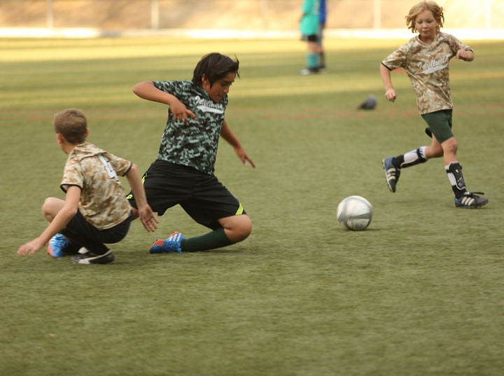 Above, the Suburban Sand Dragons play stellar defense against the Pacific Slope Avengers during last week’s Town Hall Youth Soccer game. Photo by Cheryl Basye