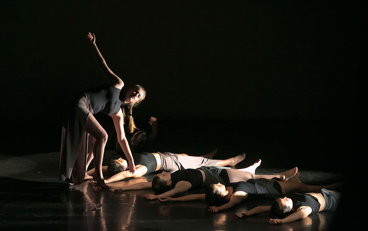 “Perception,” choreographed by Idyllwild Arts Dance Chair Ellen Roas-Taylor, brought a modern feel to the school’s Fall Dance Concert last week. Photos by Jenny Kirchner