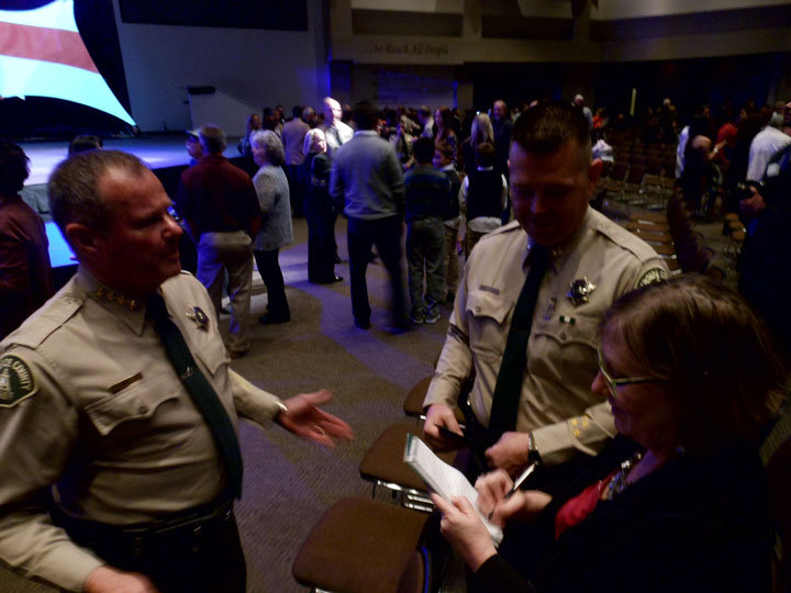 Riverside County Sheriff Stan Sniff (left) and Capt. Ray Wood of the Hemet Sheriff’s Station talk to Town Crier Editor Becky Clark about the jail system in Riverside last Thursday night. Photo by Jack Clark