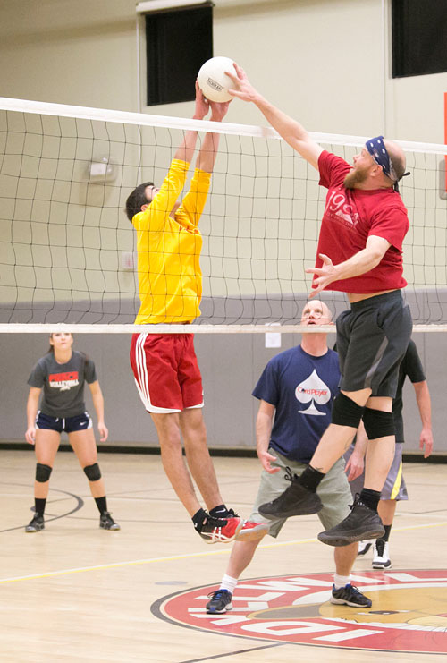 From left, Kyle Loutzenhiser playing for Idyllwild Pizza Company hit the net against Brian Wilson playing for Idyllwild Inn, during Town Hall Adult Volleyball Monday night. Photo by Jenny Kirchner