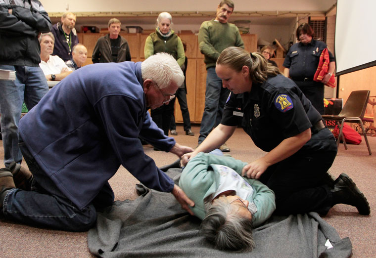 Eric Coark assists Diana Rockot from the Riverside County Office of Emergency Services in placing “victim” Julia Maruyama onto a blanket for transport while other Community Emergency Response Team members look on. Riverside County held the refresher course in Search and Rescue, the Incident Command System and CERT size-up for its mountain members on Wednesday at the Nature Center. Photo by John Drake