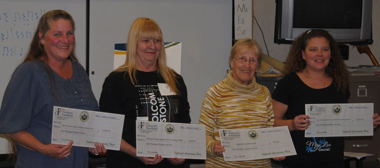 Idyllwild Youth Grantmakers awarded $3,500 last week to four local nonprofits. Above right, the 2015 Youth Grantmaker award recipients are Michelle Johnson, for the Idyllwild School Booster Club, Sandy Wampler, for the Friends of San Jacinto Mountain County Parks, Antje Banks, for the Idyllwild Garden Club, and Rachel Teeguarden, for the San Jacinto Mountain Community Center. Photos by J.P. Crumrine