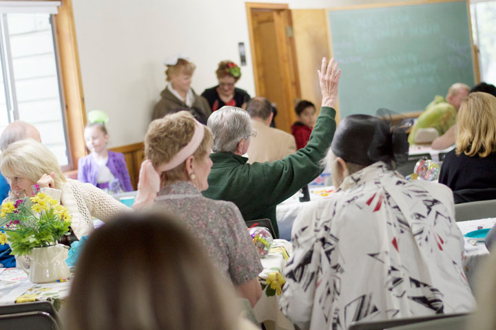 Attendees at the Idyllwild HELP Center Fashion Show fundraiser at Idyllwild Pines Saturday. Photos by Gallagher Goodland