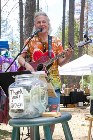 Lindsay Speed performs at the 2nd Saturday Art Fair at the Idyllwild Community Park over the weekend. Photo by Jenny Kirchner