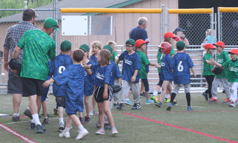 The Idyllwild Bake ‘n’ Brew Bacons (green) beat the Town Crier team (navy blue) in Town Hall Kids Baseball game Monday night at Idyllwild School.Photo by Becky Clark