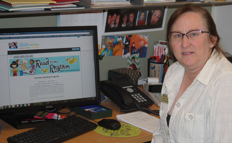 Shannon Houlihan Ng, branch manager of the Idyllwild Library, shows the website where summer readers can register. Photo by J. P. Crumrine