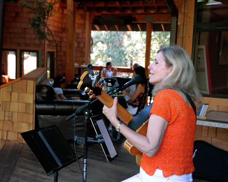 New to Idyllwild and Cafe Aroma, Diane Hubka sang last Friday for patrons on the cafe’s new patio.Photo by John Drake 