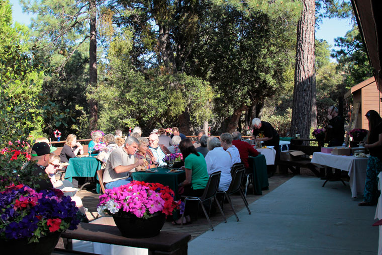 David Jerome entertains visitors during the Lemon Lily Launch and Taste Idyllwild event held Thursday at the Nature Center.Photo by John Drake 