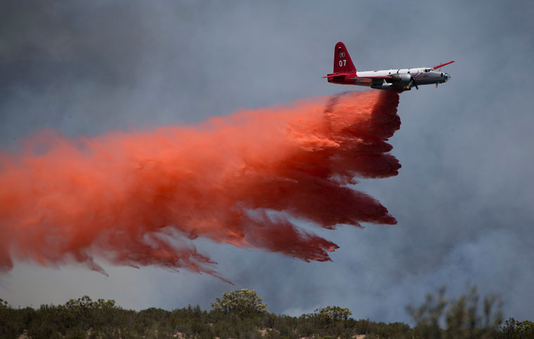 Monday afternoon air attack on Anza Fire. Photo by Jenny Kirchner