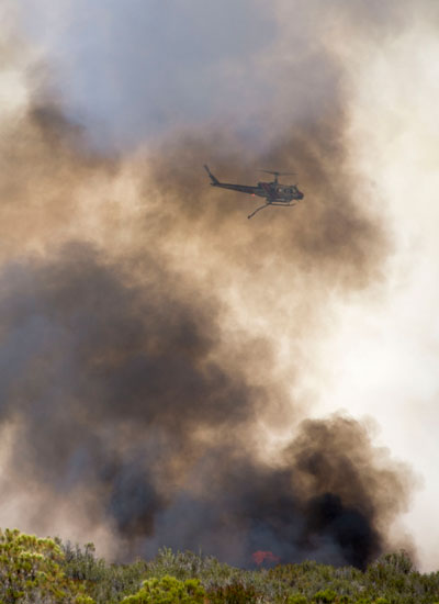 Monday afternoon air attack on Anza Fire. Photo by Jenny Kirchner