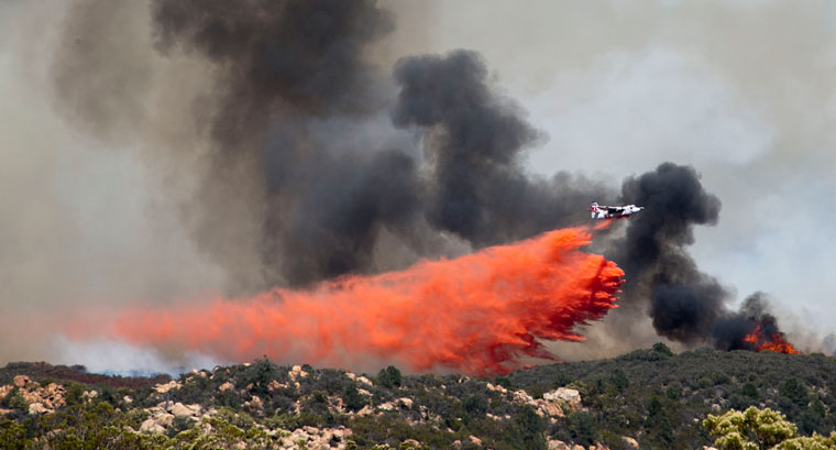 Monday afternoon air attack on Anza Fire. Photo by Jenny Kirchner