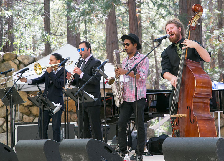 Casey Abrams (right) of Idyllwild packed the Holmes Amphitheatre Sunday afternoon. Photo by Jenny Kirchner 