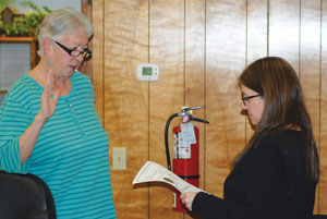 Becky Smith (right), Pine Cove Water District secretary, administers the oath of office to Director Diana Eskew, who was elected to a full four-year term in August. 