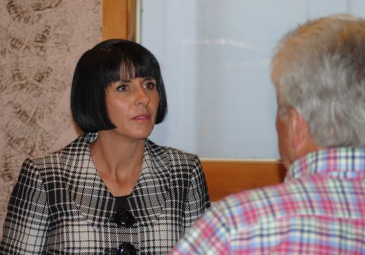 Shellie Milne, candidate for the Riverside County Board of Supervisors from the 3rd District, speaks to Chris Johnston Saturday at Uncle B’s.Photo by JP Crumrine 