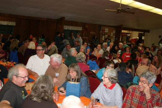 A capacity crowd came out to enjoy the Soroptimist International of Idyllwild’s annual Basket Festival and Spaghetti Dinner at Buckhorn Camp. Basket winners are Kids and Family, Deb Gmeiner; Mystery, The Van Zantens; Mountain Folk, David Sandlin; Mountain Gardens, Barbara Wallace; Travel and Leisure, Barbara Longbrook; and Wine and Dine, Reb Neuman. Photo by Becky Clark