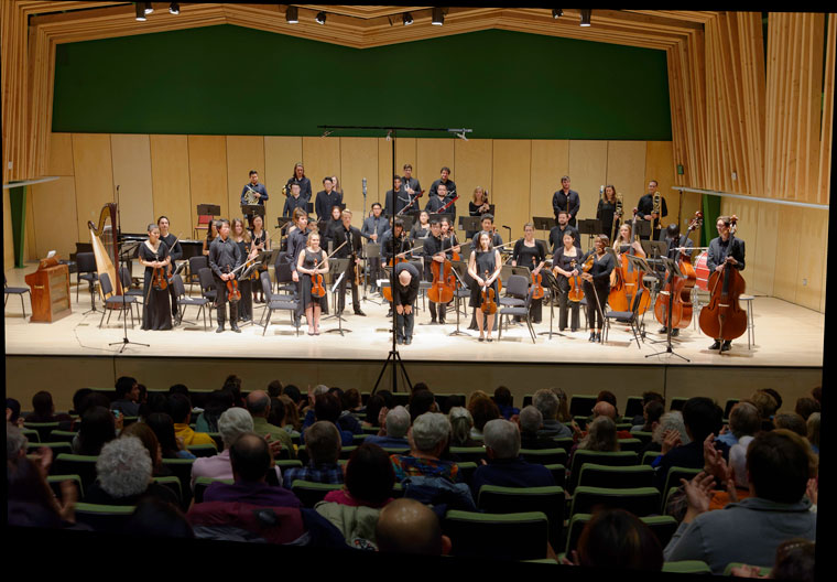 Musical Director Scott Hosfeld bows in response to the audience’s thunderous applause at the end of the Idyllwild Arts Symphony Orchestra concert Saturday, Nov. 12, in the Lowman Concert Hall. The orchestra, including viola soloist Yun-Chieh Jenny Sung (not pictured), masterfully performed works by Vaughan-Williams, Bloch and Mendelssohn. Photo by Tom Kluzak